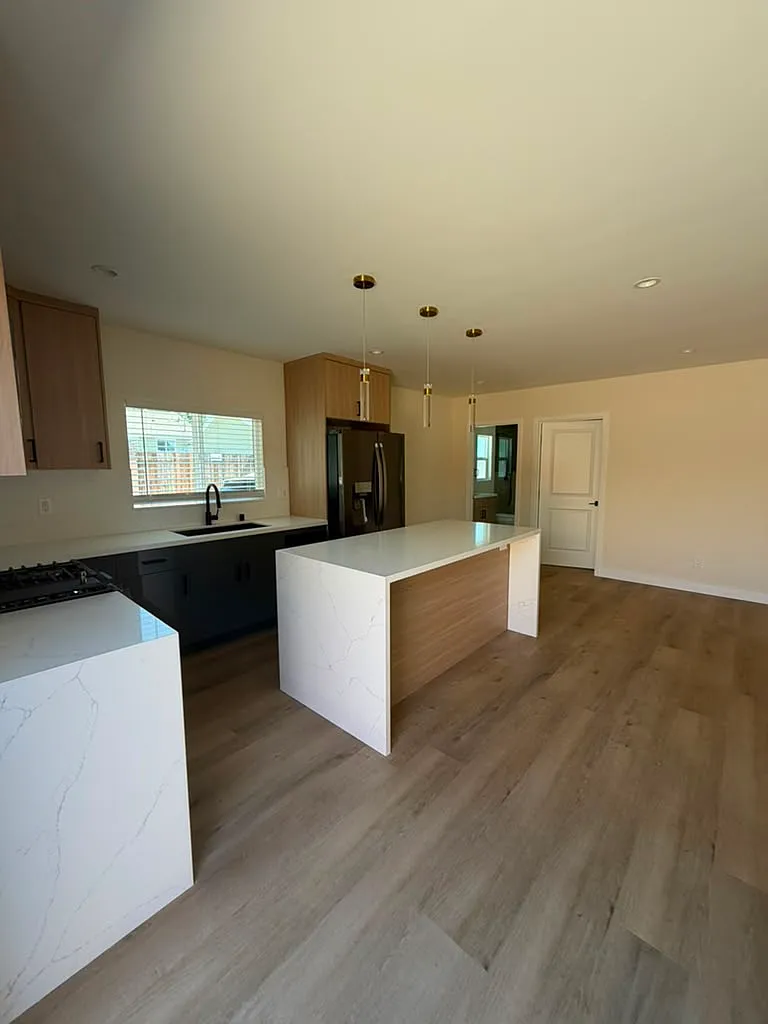 2 bed, 850 sqft, $3,190 — Photo 4