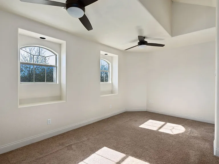 431 Irvington Dr — Photo 22