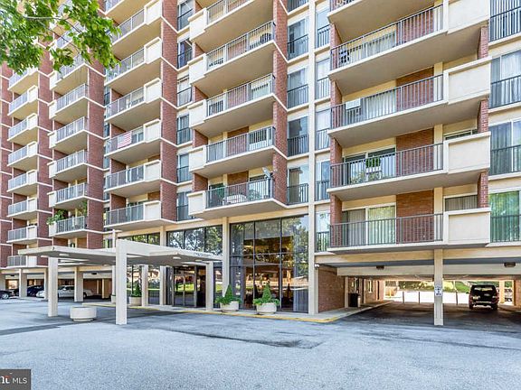 2nd image of 1300 Army Navy Dr APT 330