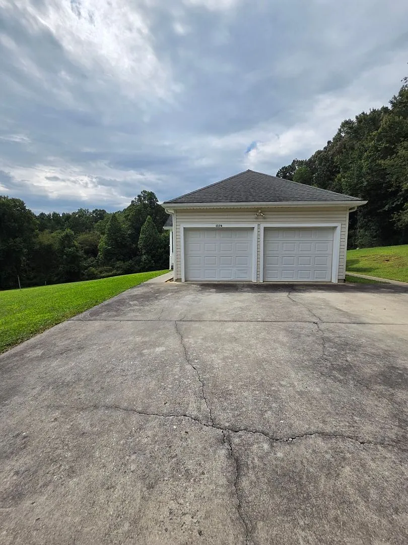 $1,800 - 3 Bed / 2 Bath Unfurnished House in Webster with Huge Garage — Photo 3