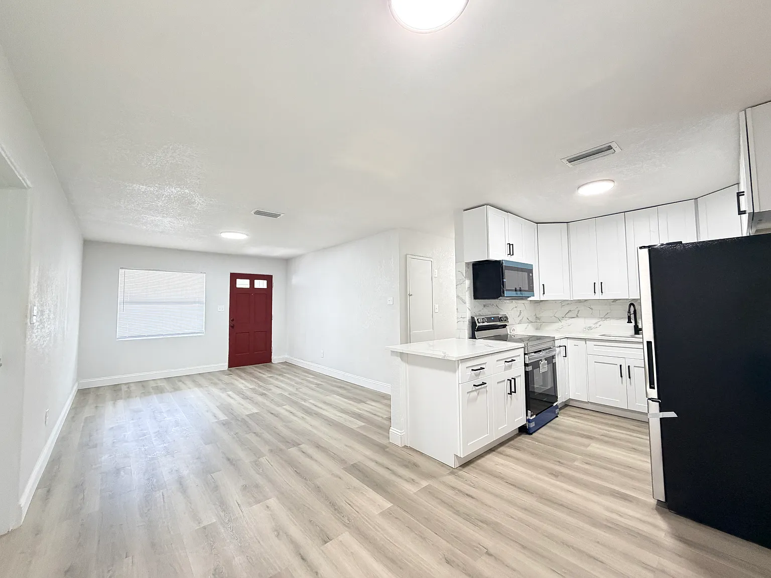 4 bed, 1360 sqft, $2,400 — Photo 4