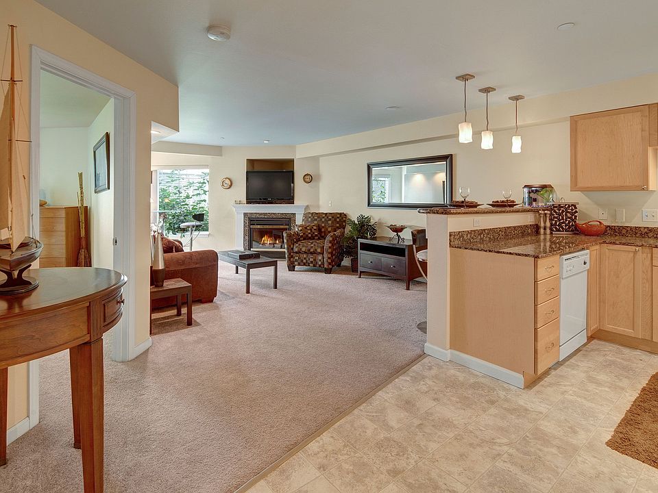 Admirals Cove Apartments - Living Room