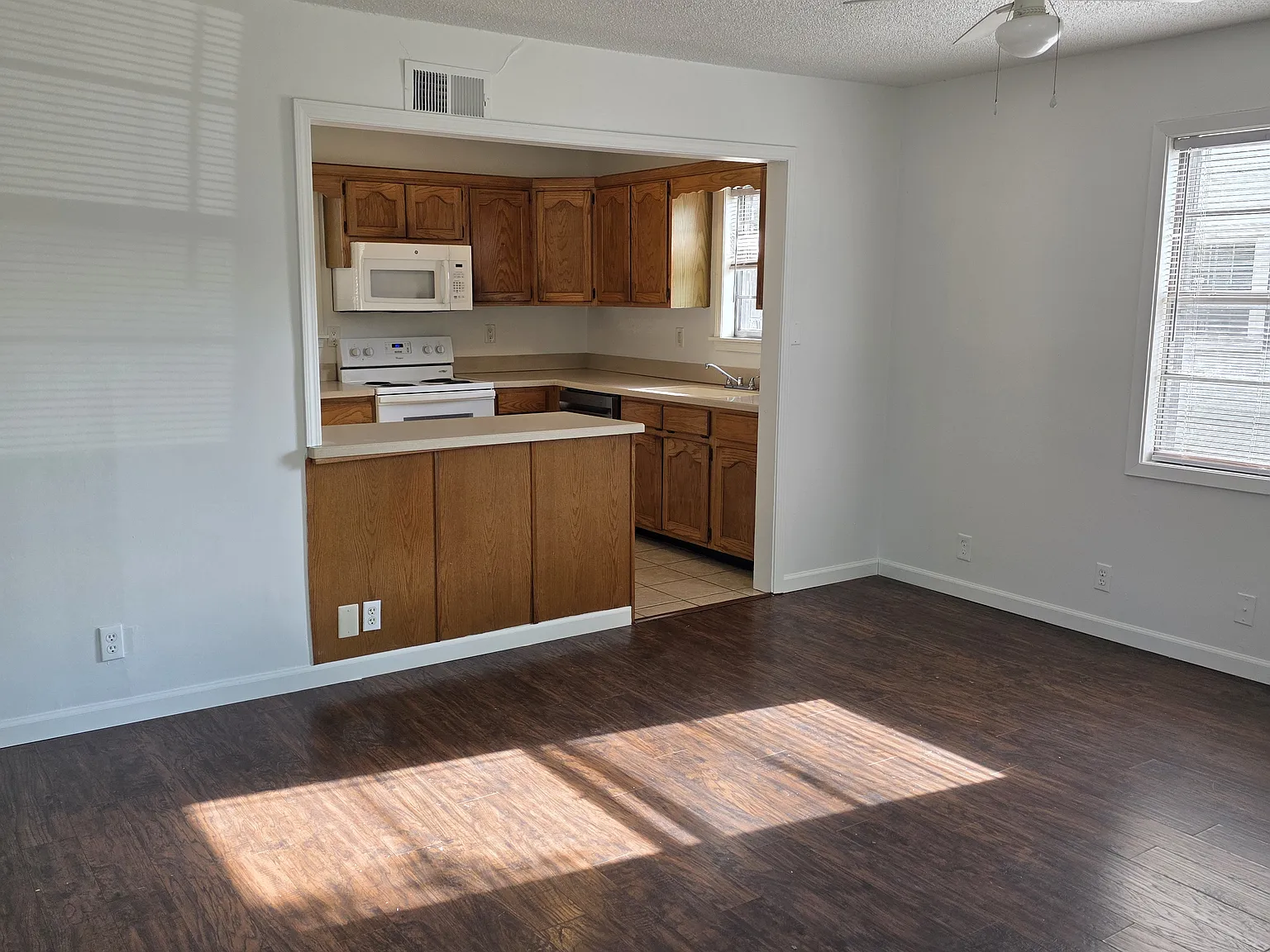 3 bed, 984 sqft, $1,300 — Photo 2