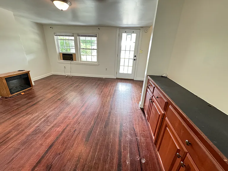 1005 Manning Dr — Photo 2