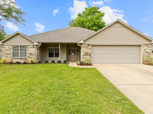 593 Briarwood Dr, Gladewater, TX 75647