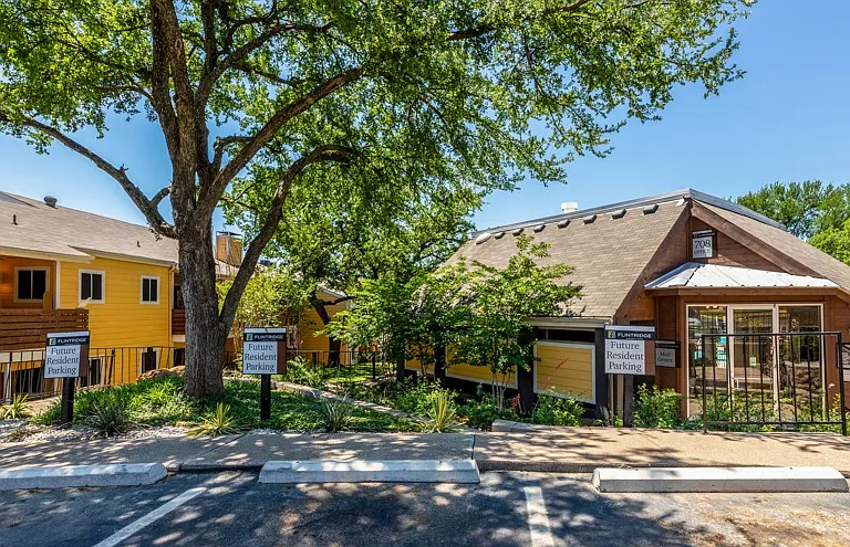 Flintridge Apartment Homes — Photo 17