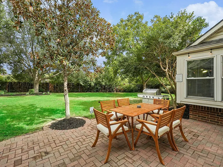2200 Glenbrook St — Photo 30