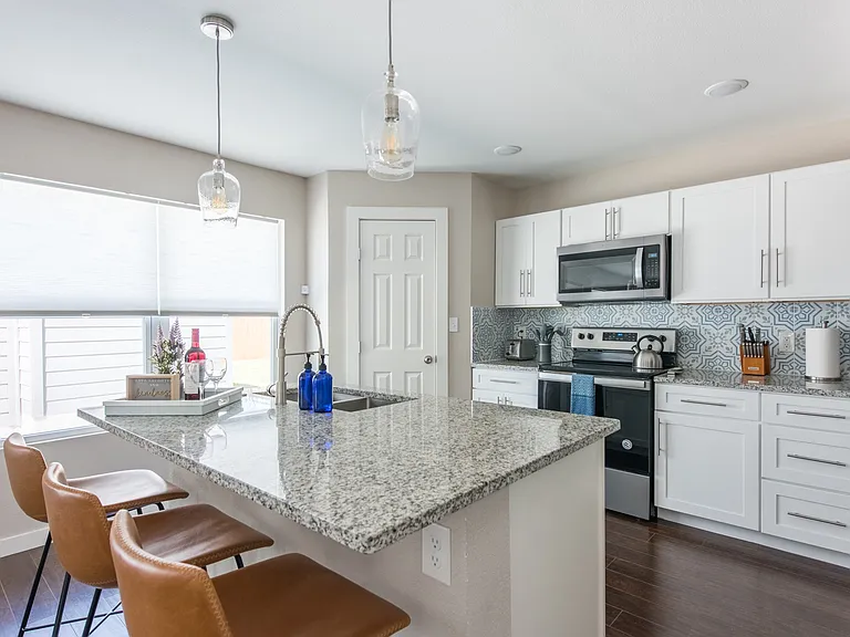 708 S Olive St — Photo 5