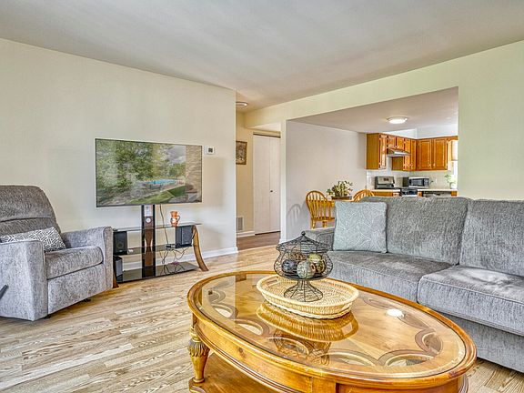 4th image of 827 Summit Park Ct N