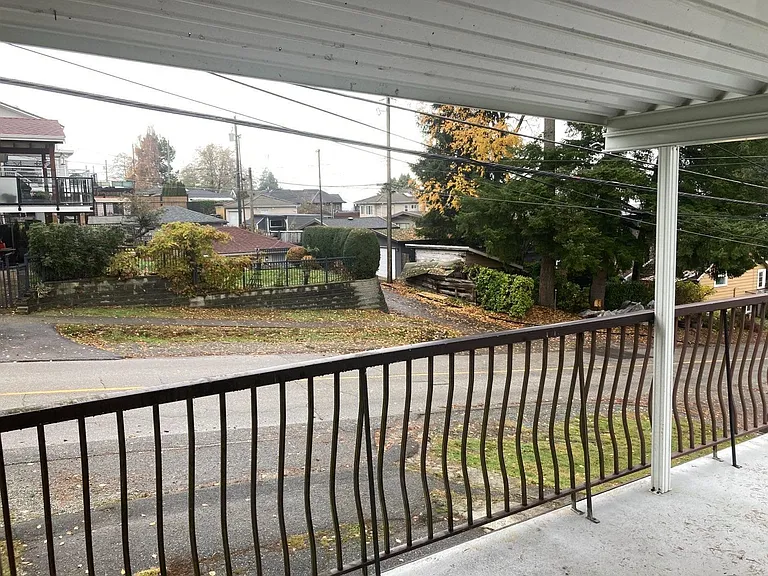 5704 Dundas St #UPPER — Photo 11