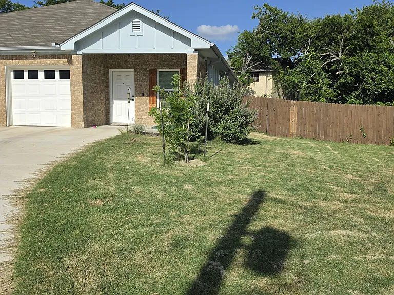 901 Mimosa Dr — Photo 1