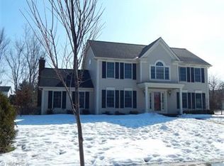 210 Essex Ln, Medina, OH