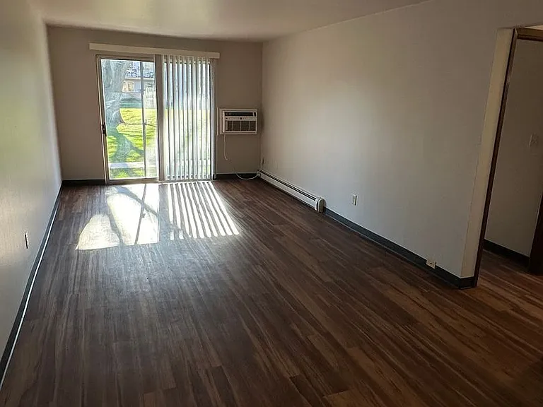 Plaza IV Apartments in St. Francis. — Photo 3