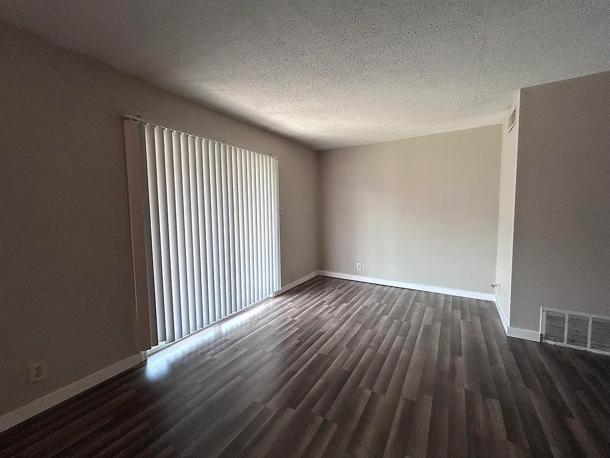 2 bed, $1,100 — Photo 3