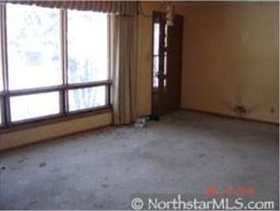 3rd image of 664 Sextant Ave W
