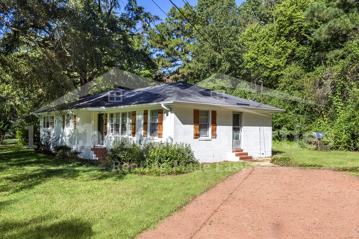 Building Photo - 2050 Pinehurst Dr