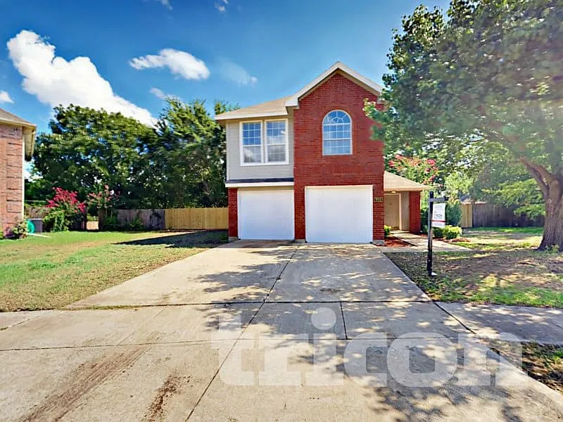 900 Freshwood Court Arlington TX — Photo 2