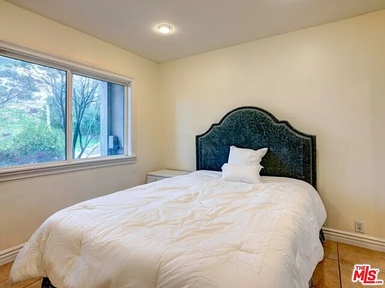 1915 Loma Vista Dr — Photo 12