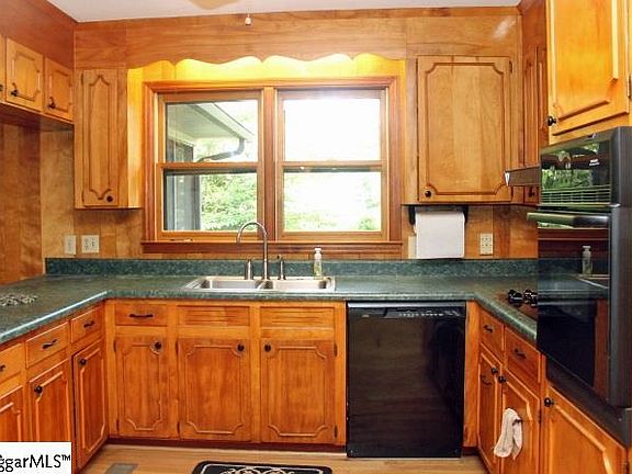 3rd image of 18 Starsdale Cir