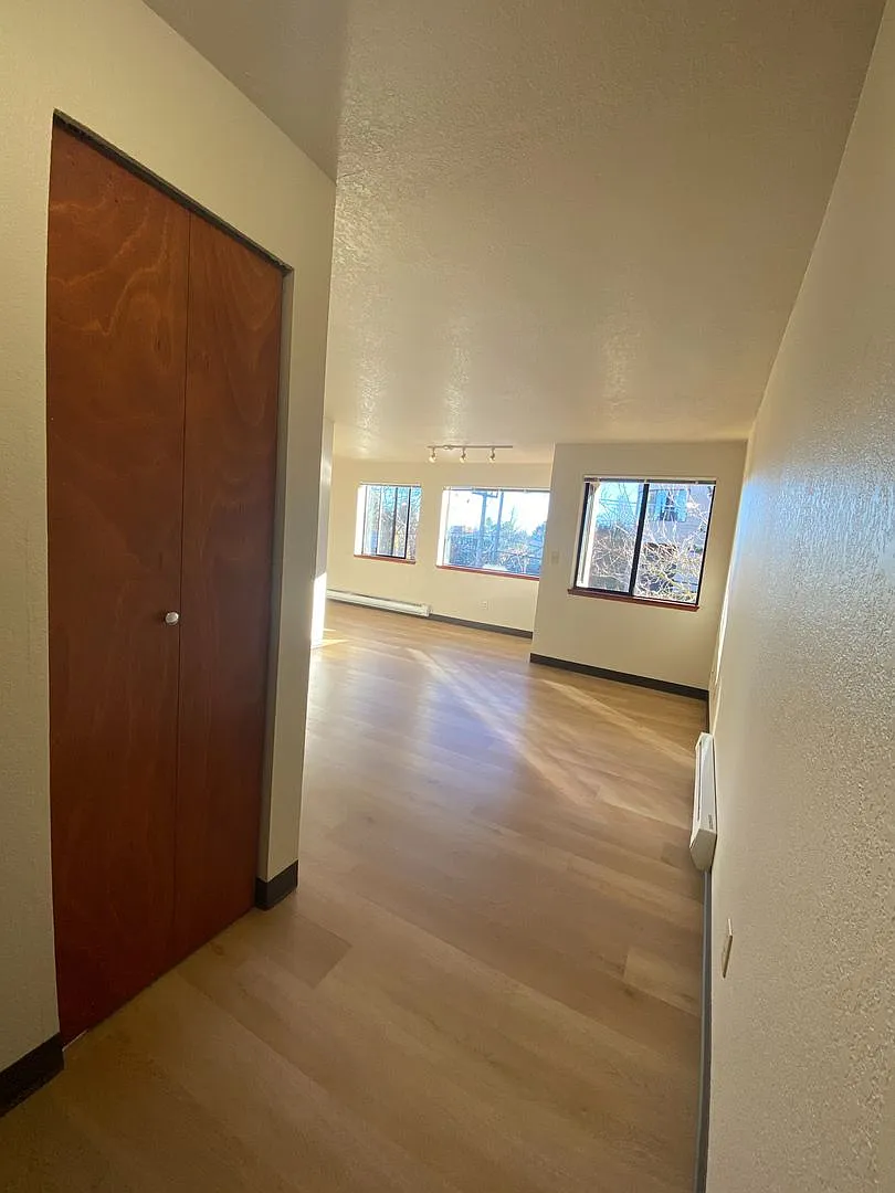 Hilltop Court Apartments — Photo 2