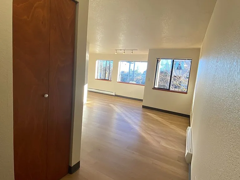 Hilltop Court Apartments — Photo 2