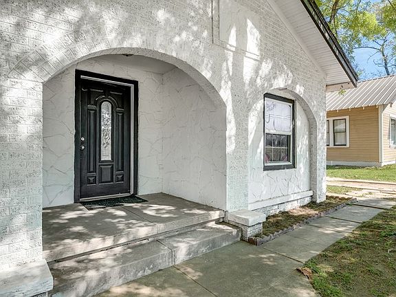 4th image of 1106 W Rusk St