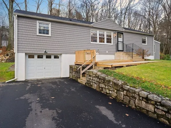 11 Brookside Dr, Leicester, MA 01524