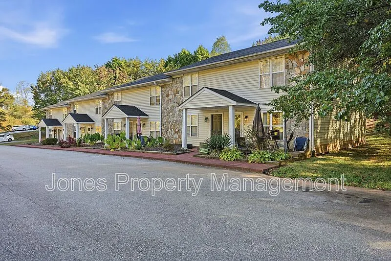 2 bed, 1.5 bath, $925 — Photo 3