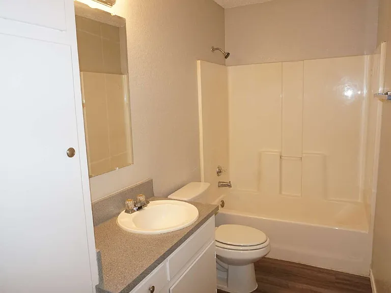 238 Genoa Ave — Photo 6