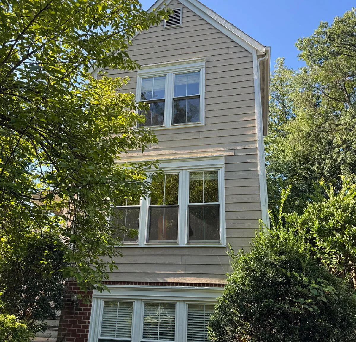 3 Bed / 1.5 Bath Duplex (Available 10/10/26) — Photo 2