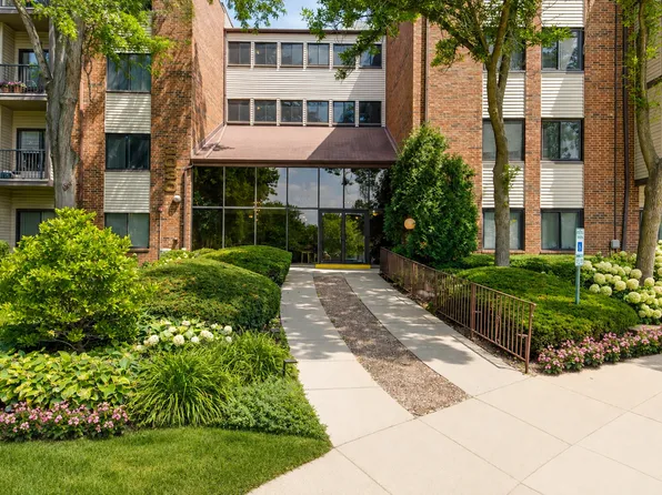 3030 Pheasant Creek Dr APT 405, Northbrook, IL 60062