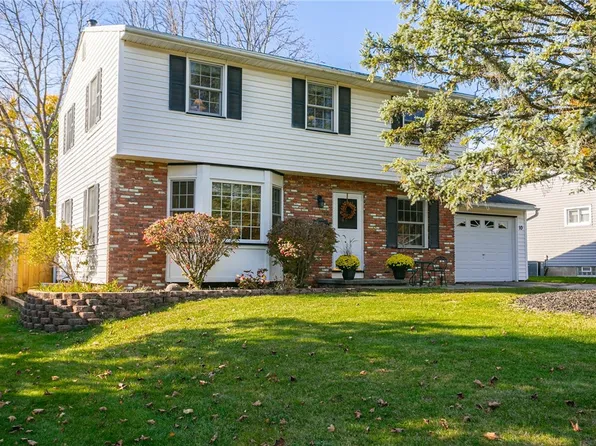 10 Homestead Dr, Fairport, NY 14450