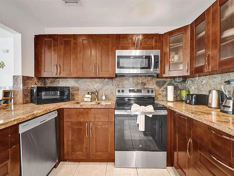 712 SW 7th Ter — Photo 32