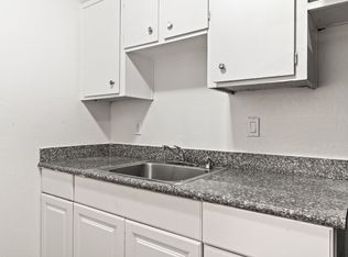 Modern & Cozy 1 Bed, 1 Bath Apartment in the Heart of Oakland - Garbage / Water / Gas Paid!, Oakland, CA 94606