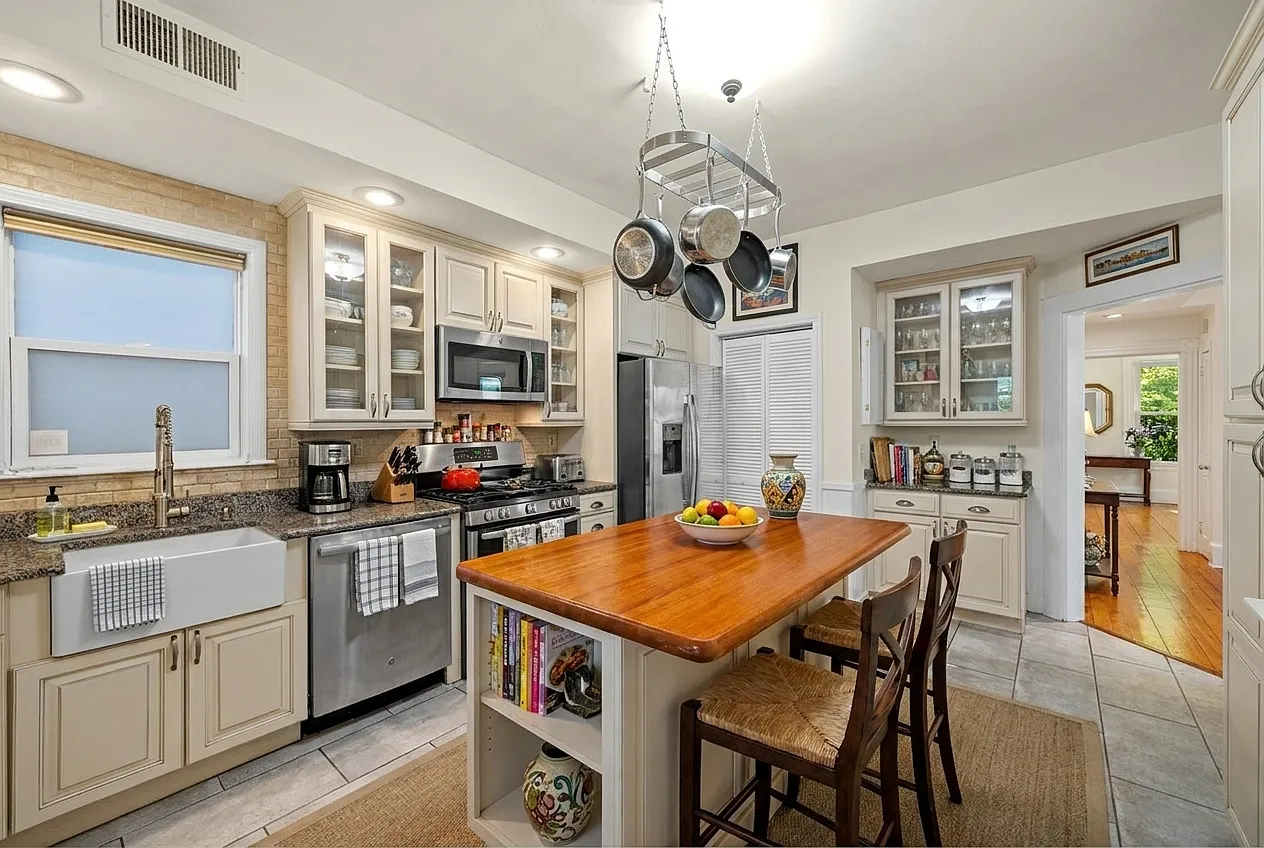 2 bed, 820 sqft, $2,600 — Photo 3