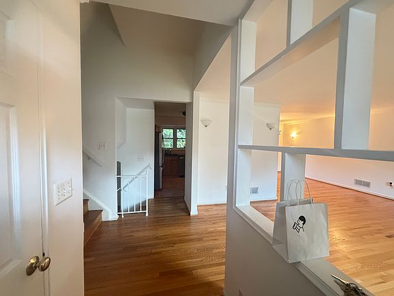 5th image of 5808 Greentree Rd
