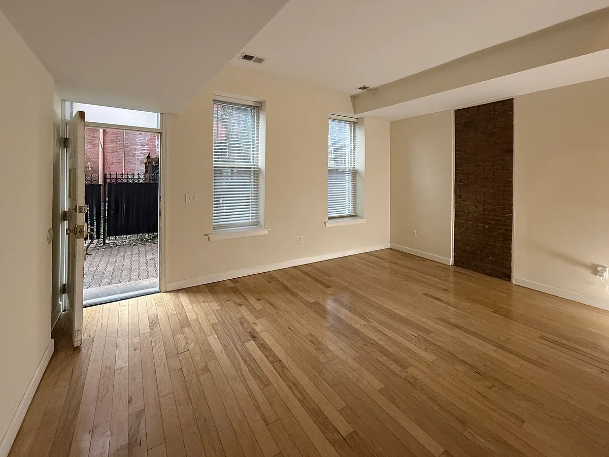 Building Photo - 1900 Sidney St #D