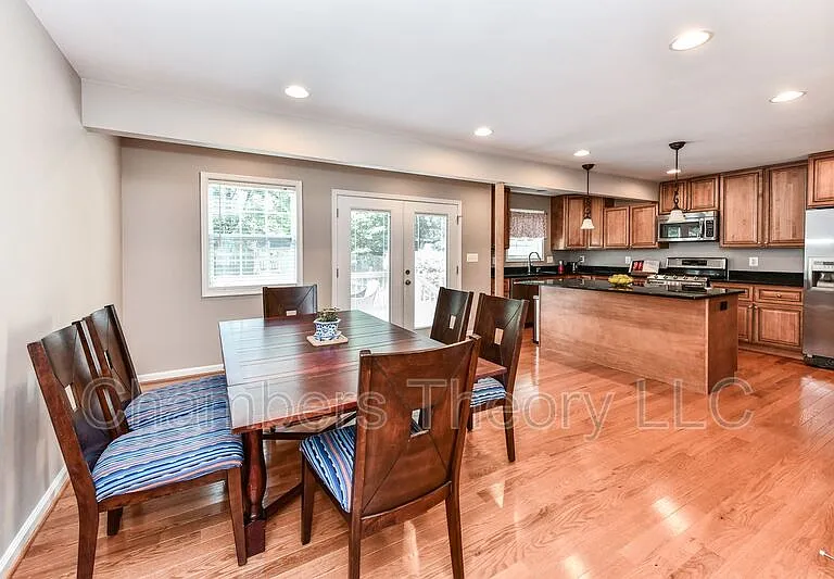 1033 S Edison St — Photo 8
