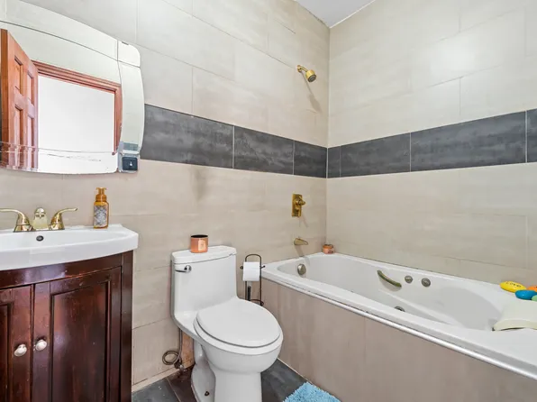 609 Lexington Avenue image 24 of 43