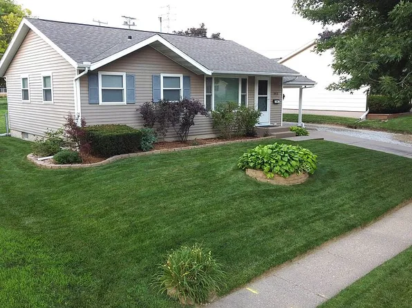 2412 Maplecrest Rd, Bettendorf, IA 52722