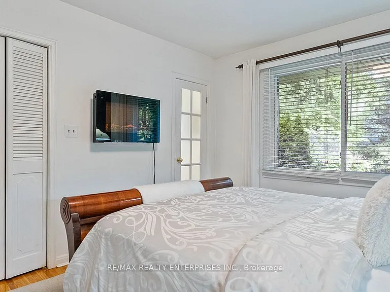 1373 Queen Victoria Ave — Photo 22