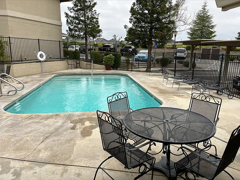 Yosemite Terrace Apartments — Photo 9