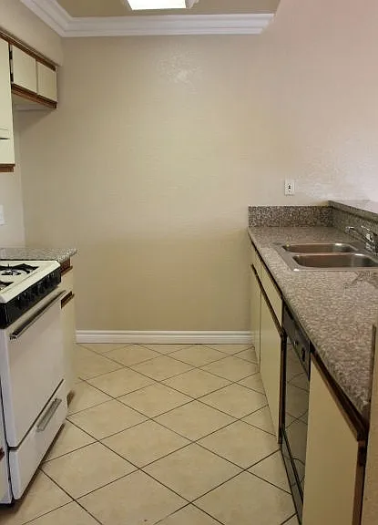 Alcantara Home Apts — Photo 46