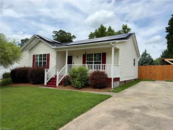 206 Larkspur Ln, Thomasville, NC 27360