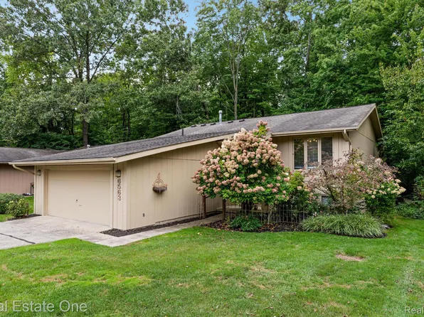 6563 W Red Cedar Ln, West Bloomfield, MI 48324