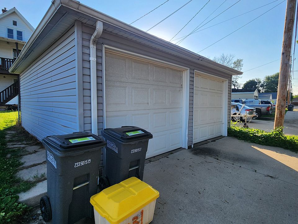 Garage Parking Included in Rent!
