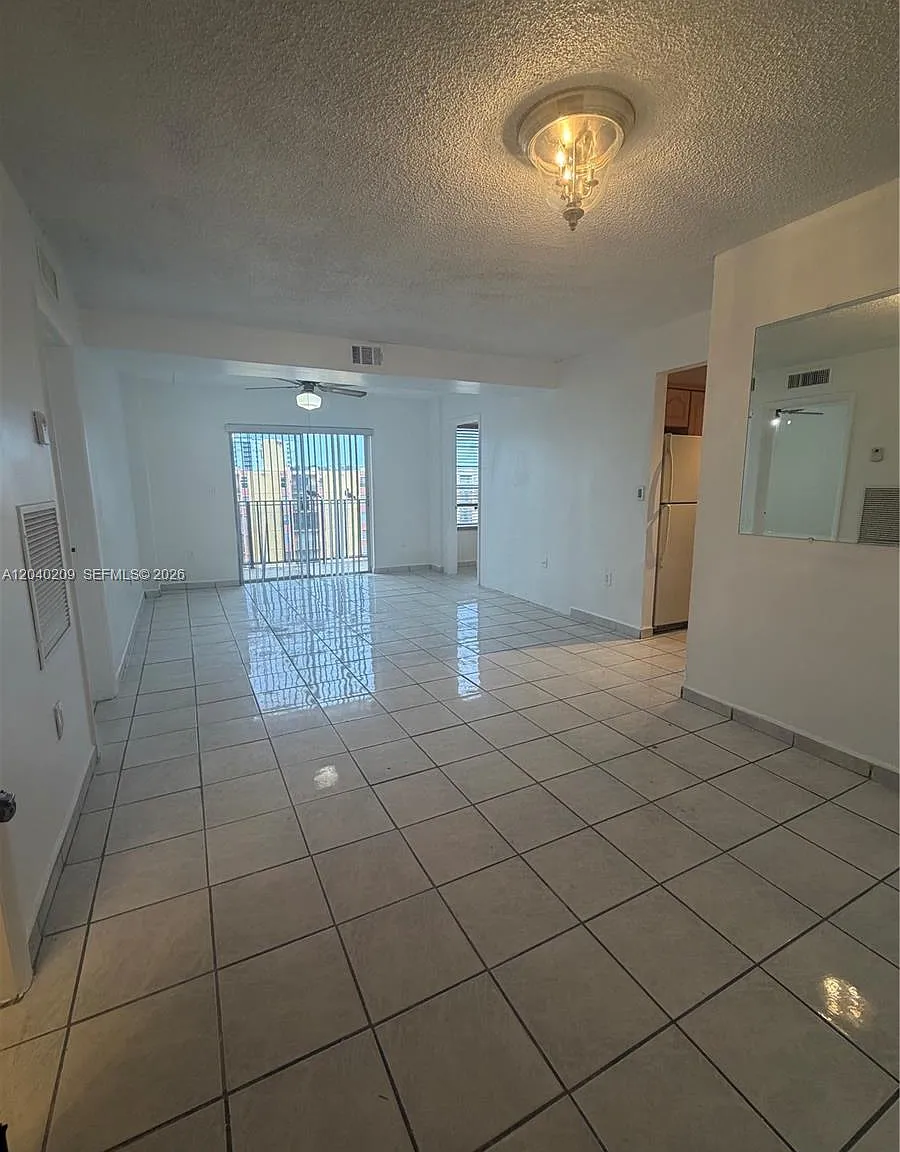 Sunset Villas No 3 Condo — Photo 4