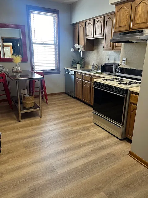 2 bed, 700 sqft, $2,300 — Photo 2