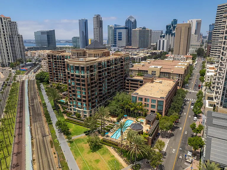 500 W Harbor Dr #1502 — Photo 41