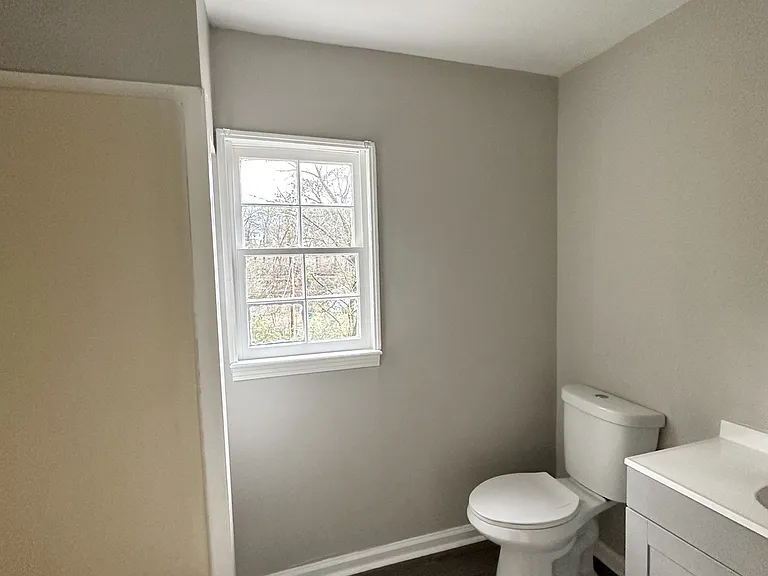 1076 Green St — Photo 2